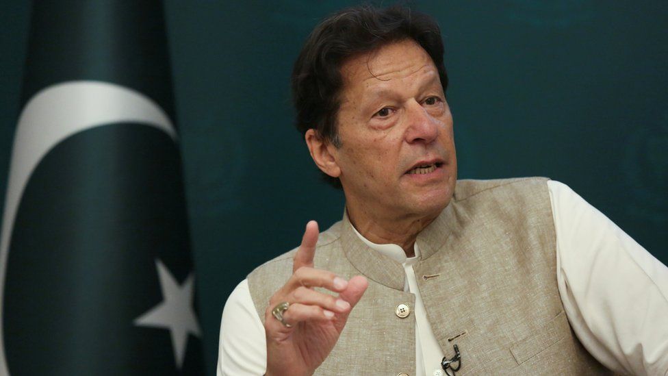 عمران خان نړیوالو ته: افغانستان یوازې مه‌پرېږدئ